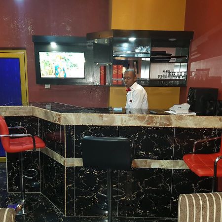 The Resident Hotel Owerri Esterno foto