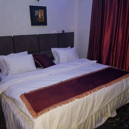 The Resident Hotel Owerri Esterno foto
