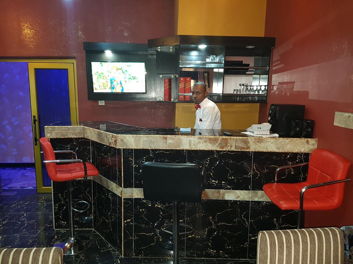 The Resident Hotel Owerri Esterno foto