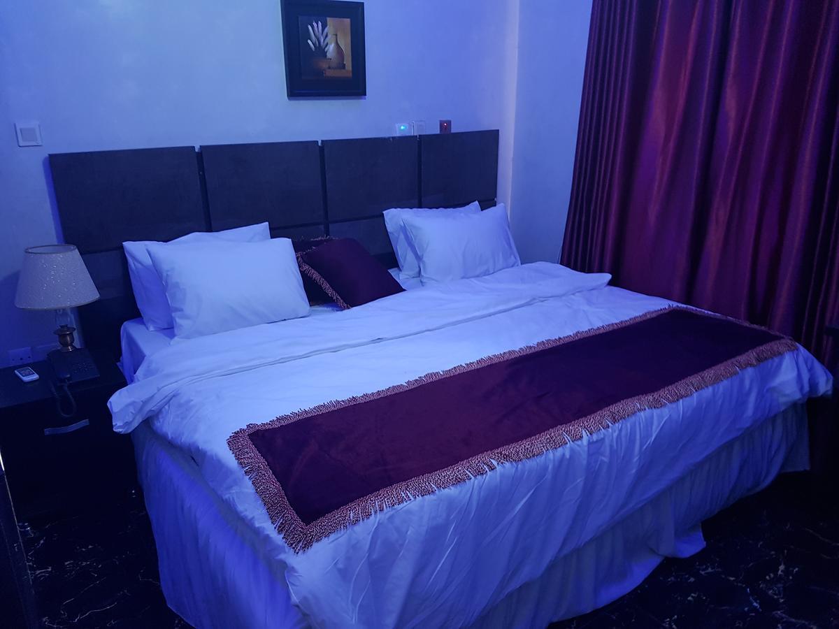 The Resident Hotel Owerri Esterno foto