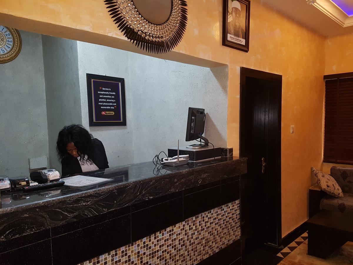 The Resident Hotel Owerri Esterno foto