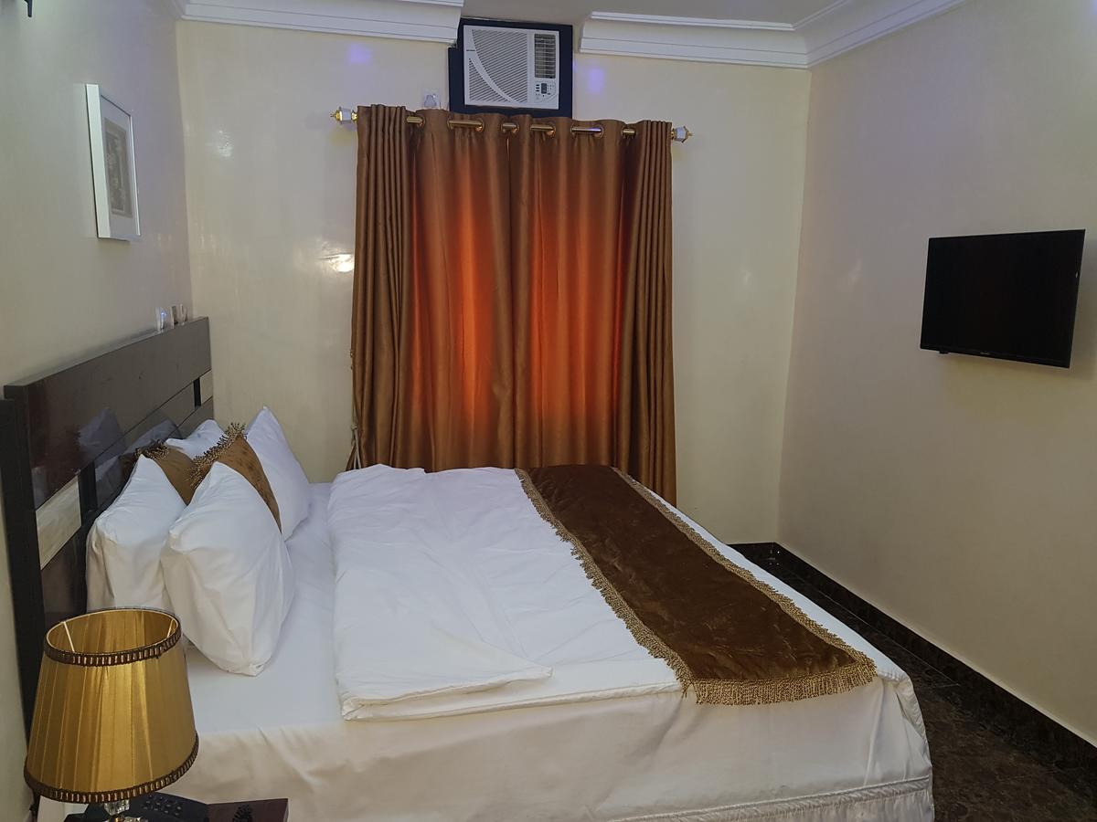 The Resident Hotel Owerri Esterno foto