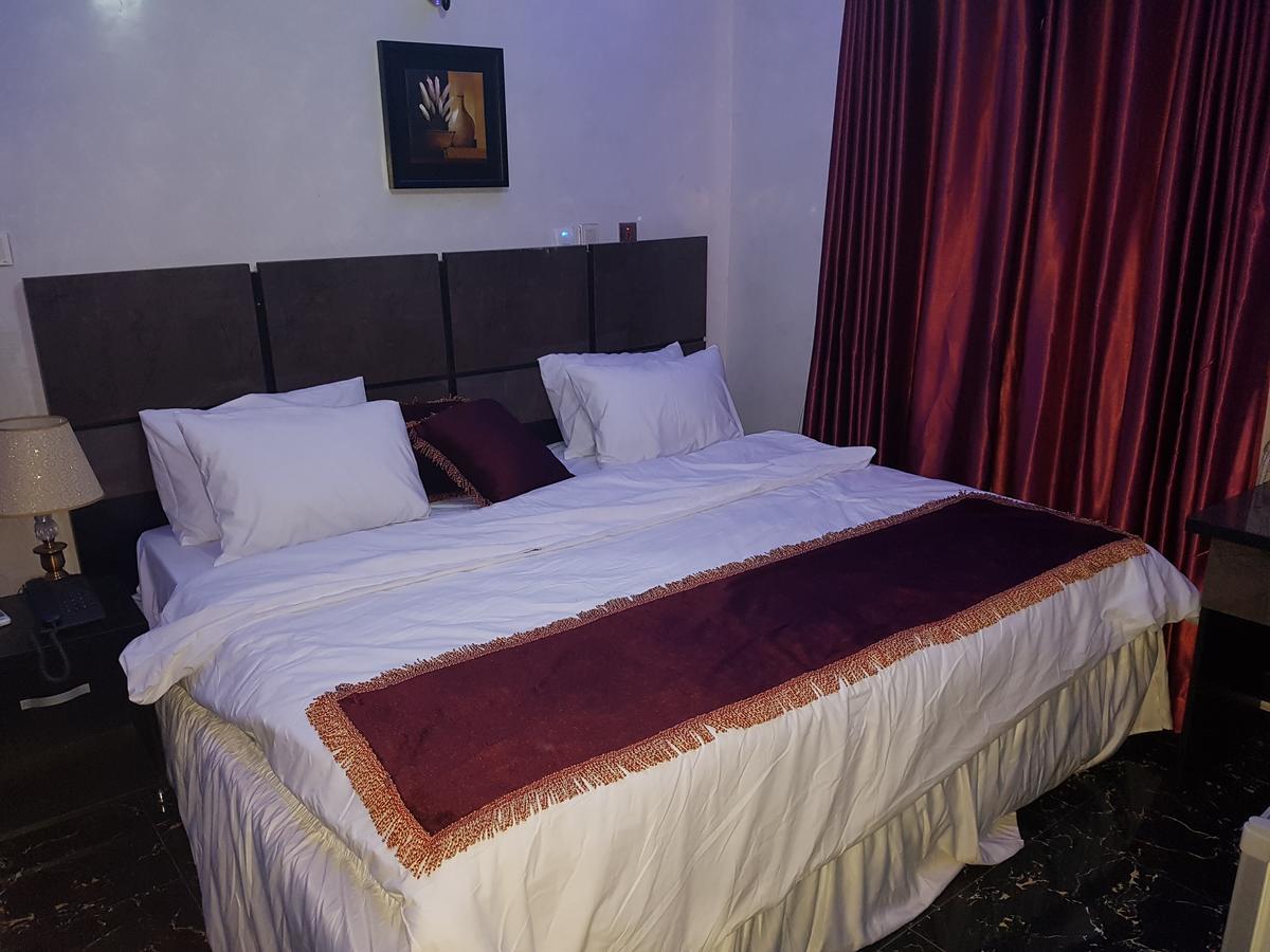 The Resident Hotel Owerri Esterno foto